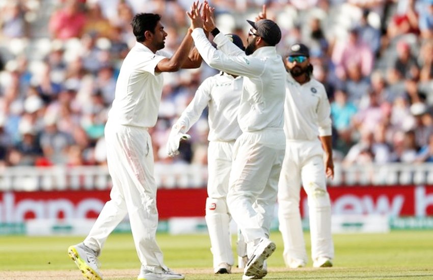 इंग्लैंड का विकेट लेने के बाद जश्न मनाते भारतीय क्रिकेटर्स (फोटो सोर्स- Reuters) इंग्लैंड का विकेट लेने के बाद जश्न मनाते भारतीय क्रिकेटर्स (फोटो सोर्स- Reuters)