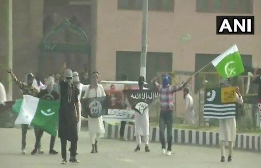 नमाज अता करने के बाद सड़कों पर यूं पाकिस्तान और आतंकी संगठन ISIS के झंरे लहराते दिखे थे पत्थरबाज। 