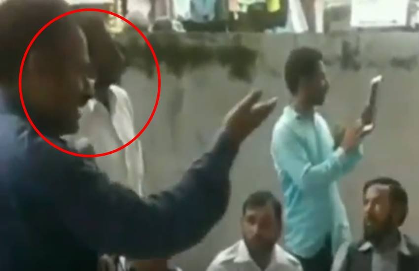 बैठक के दौरान पीएम के खिलाफ आपत्तिजनक बयान देता विधायक। (फोटोः ANI)