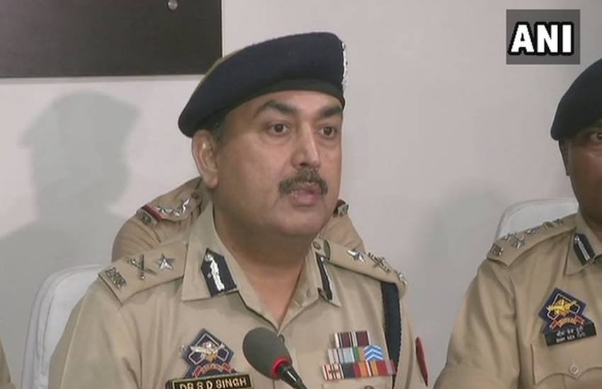 प्रेस कॉन्फ्रेंस को संबोधित करते आईजी जम्मू एसडी जामवाल। 