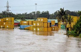 Kerala, Kerala floods, Kerala flood, Kerala rains, forest and wildlife protection minister K Raju, Narendra Modi in Kerala, Kerala rains and floods, rescue operations, cm Pinarayi Vijayan, pm Modi in Kerala, Hindi news, News in Hindi, Jansatta