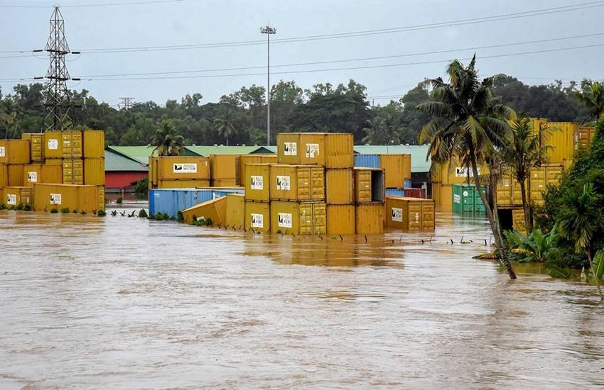 Kerala, Kerala floods, Kerala flood, Kerala rains, forest and wildlife protection minister K Raju, Narendra Modi in Kerala, Kerala rains and floods, rescue operations, cm Pinarayi Vijayan, pm Modi in Kerala, Hindi news, News in Hindi, Jansatta