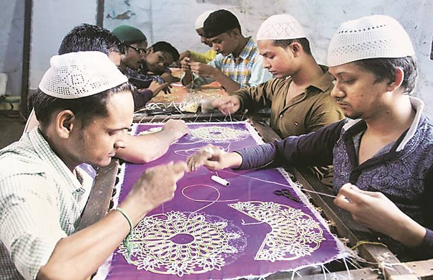 वृंदावन स्थित गौरा नगर कालोनी एवं निकट के कई गांवों में घर-घर में पोशाक उद्योग लोगों की रोजी-रोटी का जरिया बना हुआ है।