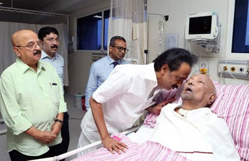 अस्पताल में भर्ती होने के बाद एम.करुणानिधि कुछ इस कदर नजर आए थे। (फाइल फोटो) अस्पताल में भर्ती होने के बाद एम.करुणानिधि कुछ इस कदर नजर आए थे। (फाइल फोटो)