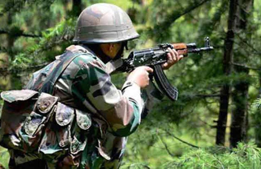 शहीद पुलिसकर्मी के शव पर विलाप करते परिजन। फोटो- एएनआई