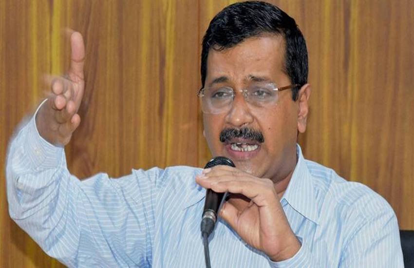 जंतर-मंतर के धरना स्‍थल पर तेजस्‍वी यादव से मिलते दिल्‍ली के सीएम अरविंद केजरीवाल। फोटो- एएनआई