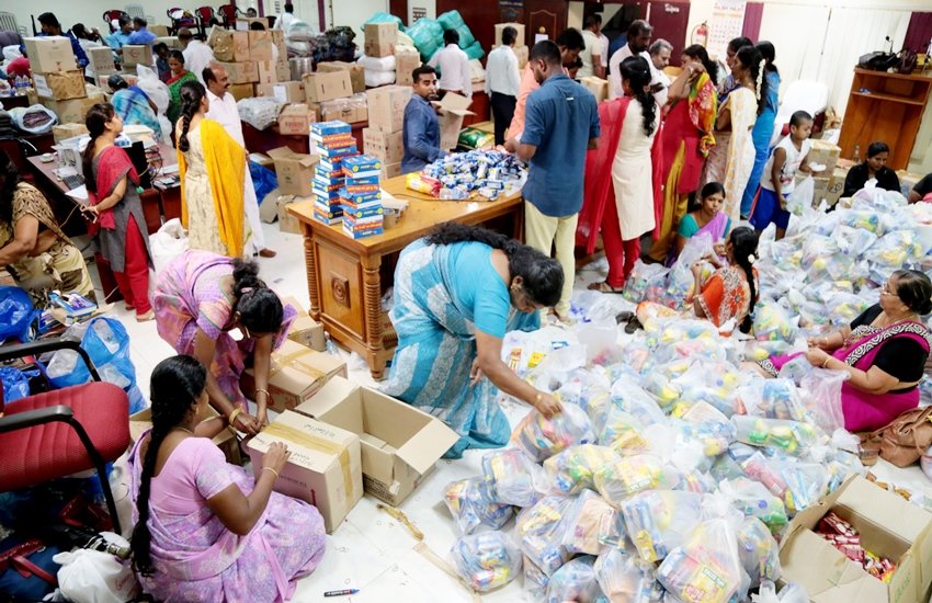 केरल बाढ़ पीड़ितों के लिए राहत सामग्री (फोटो सोर्स- पीटीआई)