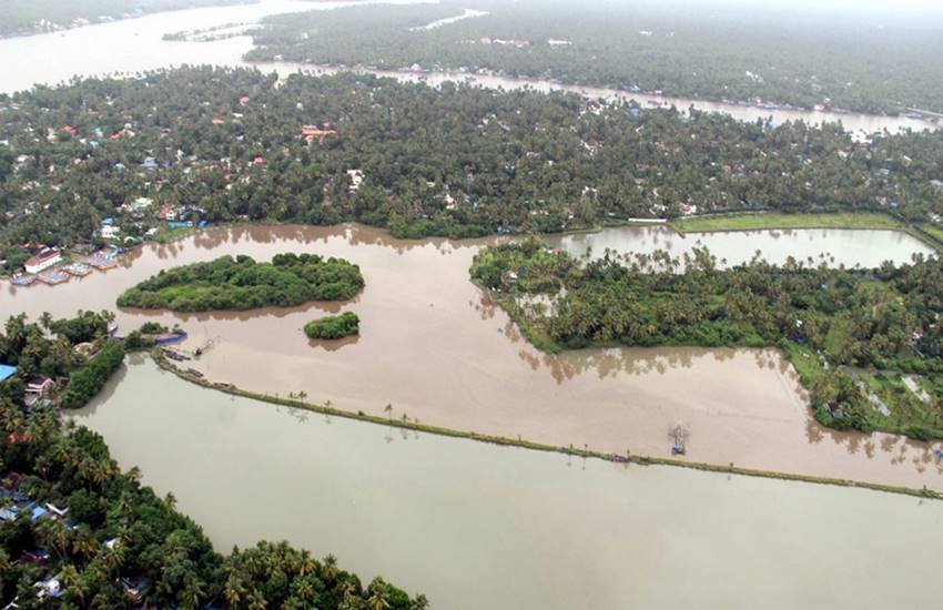 भारी बारिश के बाद कोच्चि के जलमग्‍न अलुवा का दृश्‍य। (Photo : PTI)