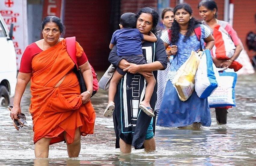 Kerala Rains Floods 2018 News Updates: राज्य के कोट्टयम में जलमग्न सड़कों को कुछ इस तरह पार करती महिलाएं। (एक्सप्रेस फोटोः अजेश मोन)