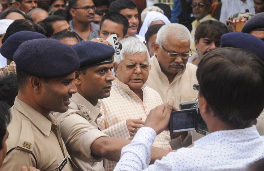 रांची की विशेष सीबीआई अदालत में आत्मसमर्पण करने जाते राजद सुप्रीमो लालू प्रसाद यादव। फोटो- पीटीआई