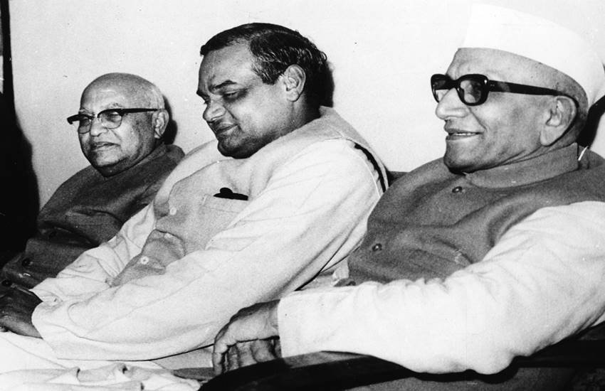 पूर्व प्रधानमंत्री मोरारजी देसाई के संग अटल बिहारी वाजपेयी