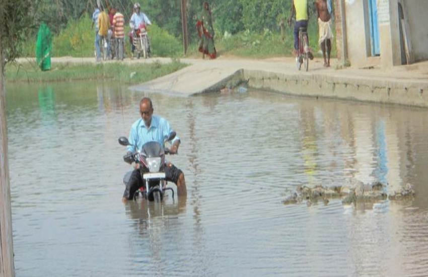 बिहार के मधुबनी के फुुलपरास में बरसात के बाद थाने के सामने जलभराव। फोटो- बीरेंद्र दत्‍त (स्‍थानीय निवासी)