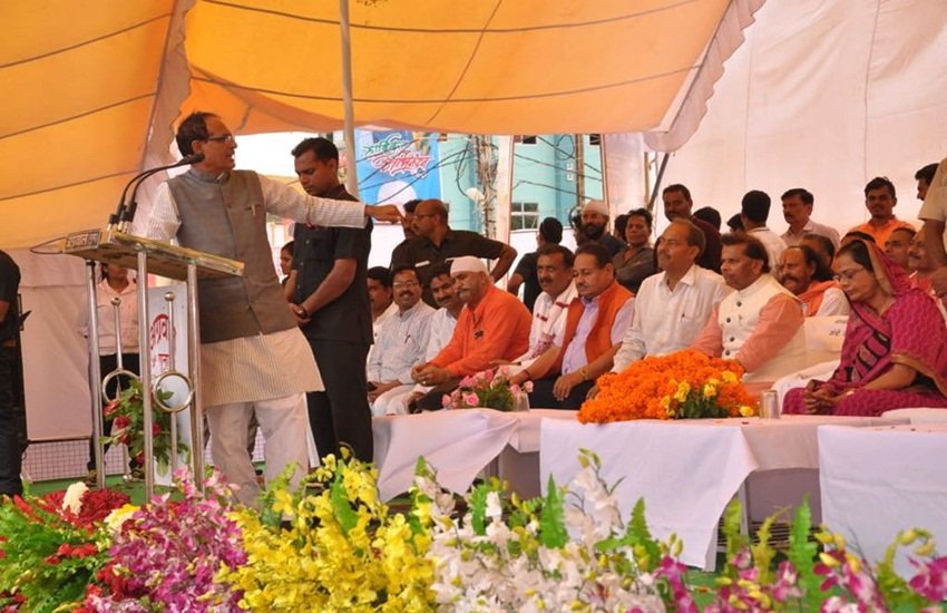 मुख्यमंत्री शिवराज सिंह के साथ मंच साझा करते पूर्व दस्यु सरगना मलखान सिंह। फोटो- पुष्‍पेंद्र वैद्य