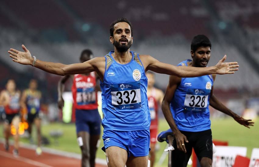 एशियाड 2018 में 800 मीटर पुरुष दौड़ स्पर्धा में स्वर्ण पदक लाने वाले मंजीत सिंह और रजत पदक जीतने वाले जिनसन जॉनसन। फोटो- रायटर्स