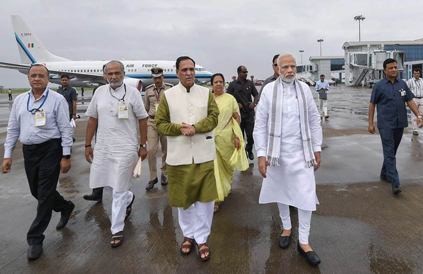 प्रधानमंत्री नरेंद्र मोदी के साथ गुजरात के मुख्यमंत्री विजय रूपाणी। फोटो: पीटीआई