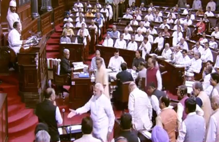 सदन में अरुण जेटली ने हाथ जोड़कर प्रधानमंत्री का अभिवादन किया। (Photo : Rajya Sabha TV)