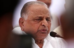 समाजवादी सेक्‍युलर मोर्चा की होर्डिंग से नदारद थे मुलायम, बवाल हुआ तो फिर से छपवाईं