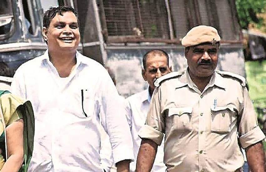 बच्चियों को मुजफ्फरपुर शेल्टर होम से निकालती पुलिस (फोटो सोर्स- पीटीआई)