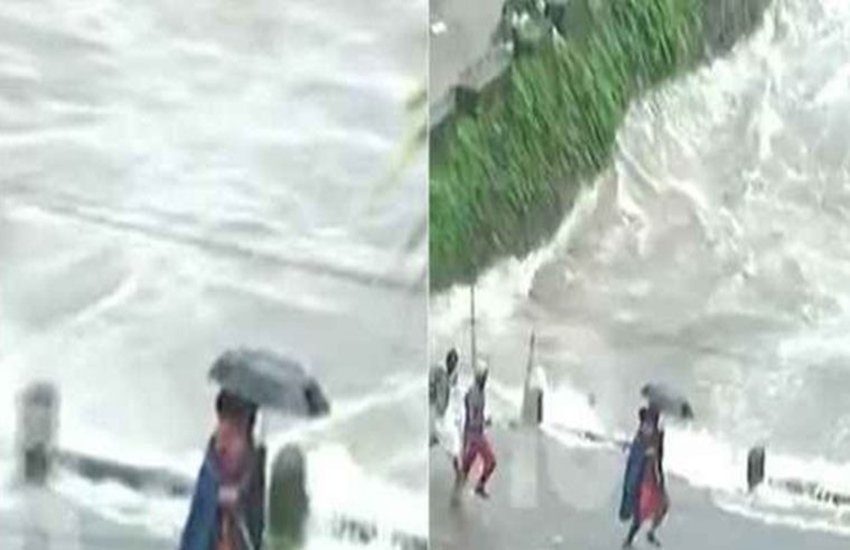 बच्चे की जान बचाते NDRF रेस्क्यू अधिकारी कन्हैया कुमार (फोटो सोर्स- वीडियो स्क्रीनशॉट)
