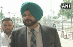 Imran Khan Oath: पाक आर्मी चीफ से गले मिलने, PoK राष्ट्रपति के बगल में बैठने पर सिद्धू ने भारत आकर दी सफाई