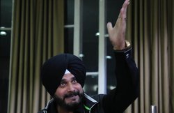 गले लगाने से पहले पाकिस्तान के आर्मी चीफ ने नवजोत सिंह सिद्धू से कही यह बात