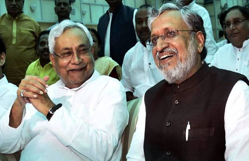 बिहार के सीएम नीतीश कुमार संग सुशील मोदी की फाइल फोटो।