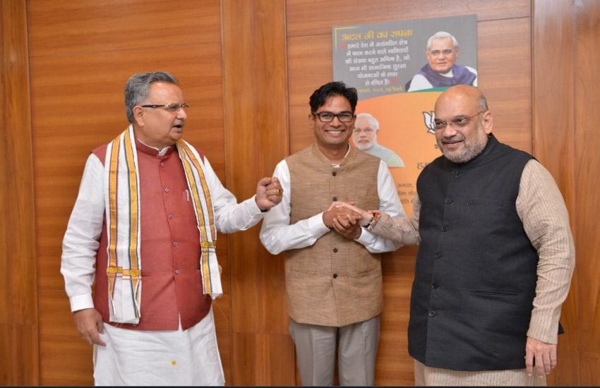 बीजेपी अध्यक्ष अमित शाह और छत्तीसगढ़ के सीएम रमन सिंह के साथ पूर्व आईएएस अफसर ओम प्रकाश चौधरी। (फोटो- ट्विटर)