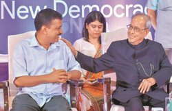 नेताओं के रंग-ढंग बतलाएगा मोबाइल का यह ऐप, प्रणब मुखर्जी ने लॉन्च किया ‘नेता’