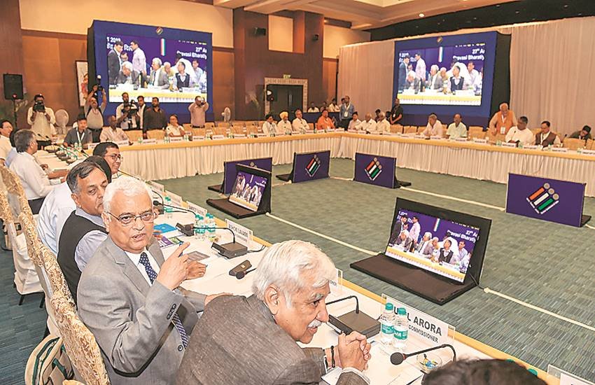 नई दिल्ली में सोमवार को राजनीतिक दलों के साथ बैठक में मुख्य चुनाव आयुक्त ओपी रावत। साथ हैं, दोनों चुनाव आयुक्त सुनील अरोड़ा और अशोक लवासा।