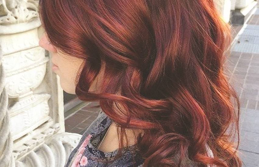 जो भी रंग बालों में कराए जाते हैं उनमें अमोनिया की मात्रा अधिक होती है। यह अमोनिया बालों के प्रोटीन को खत्म कर देता है। इस वजह से बाल जल्द ही टूटने लगते हैं। जो भी रंग बालों में कराए जाते हैं उनमें अमोनिया की मात्रा अधिक होती है। यह अमोनिया बालों के प्रोटीन को खत्म कर देता है। इस वजह से बाल जल्द ही टूटने लगते हैं।