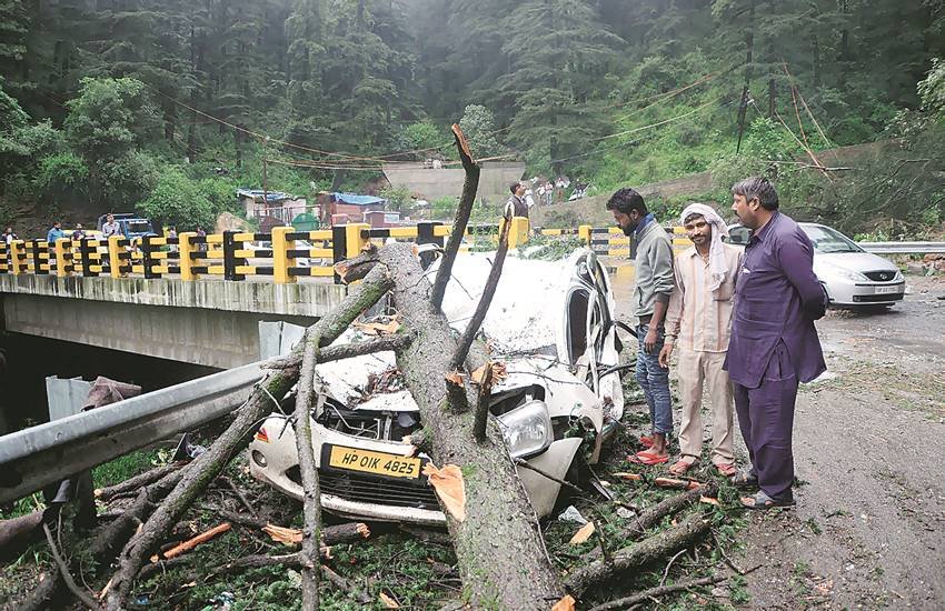 प्रदेश में करीब 923 सड़कें अवरुद्ध हो गई हैं और सभी सरकारी स्कूलों में सोमवार और मंगलवार को छुट्टी कर दी गई है। 