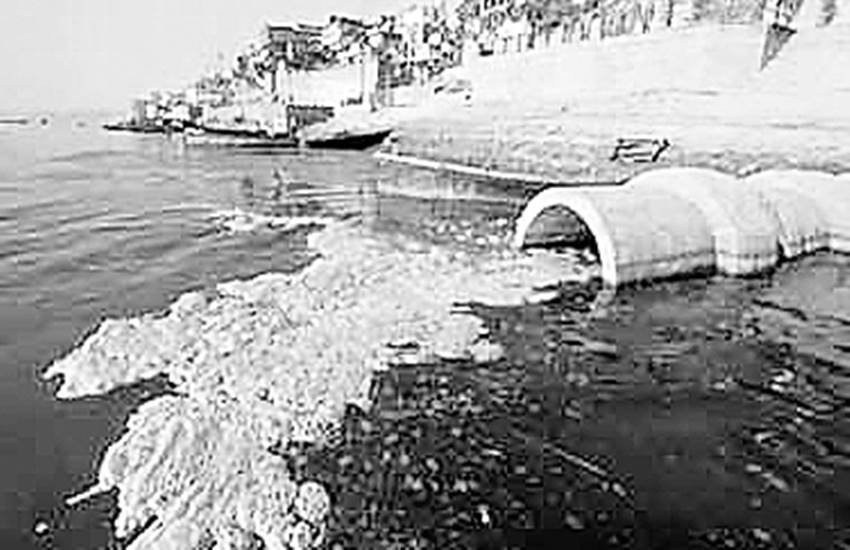 भारतीय शहरी क्षेत्रों से रोजाना छप्पन अरब लीटर गंदा पानी सीवेज में बह जाता है। जब पानी की हर बूंद बचाने का मिशन हो तो देश में केवल शहरी घरों और कारखानों से अरबों लीटर प्रदूषित पानी का बेकार जाना पीड़ादायक बात है। 