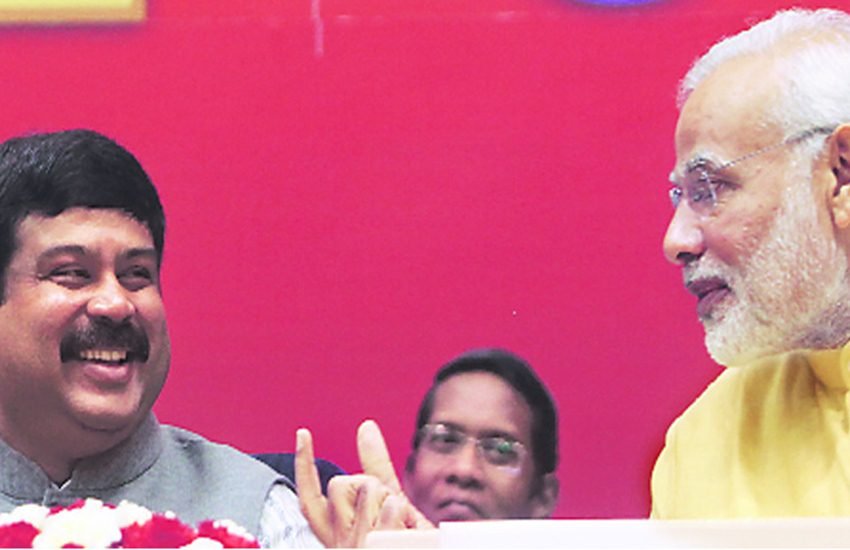 प्रधानमंत्री नरेंद्र मोदी और पेट्रोलियम मंत्री धर्मेंद्र प्रधान। (एक्सप्रेस फोटो)