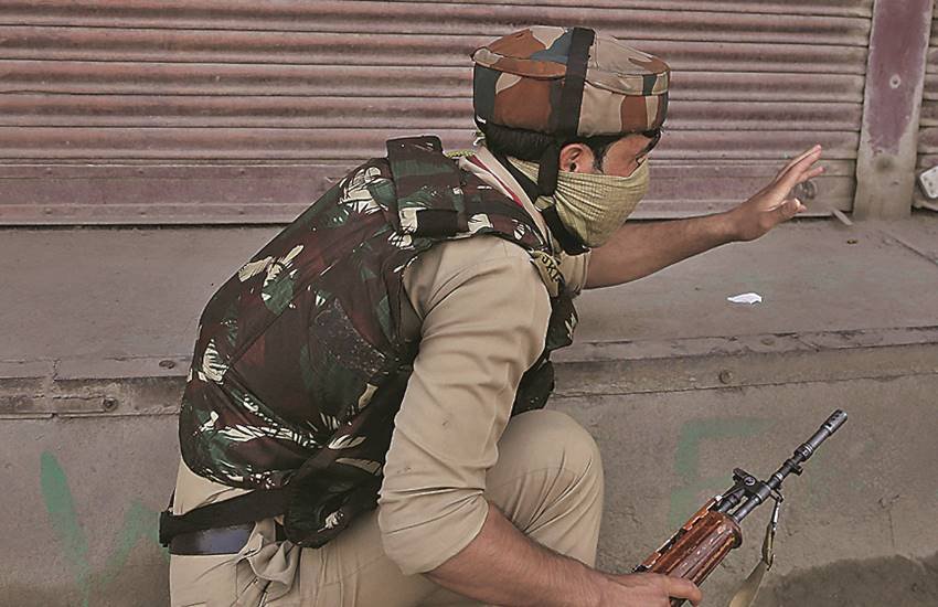 अधिकारियों के मुताबिक स्वचालित हथियारों से लैस पांच से छह आतंकी पाकिस्तान अधिकृत कश्मीर की तरफ से उड़ी बारामूला के उड़ी सेक्टर में दाखिल होने की कोशिश कर रहा था।