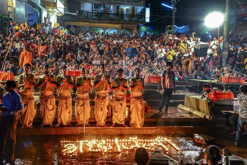 अटल जी को वाराणसी में शाम को गंगा आरती के बाद श्रद्धांजलि दी गई।