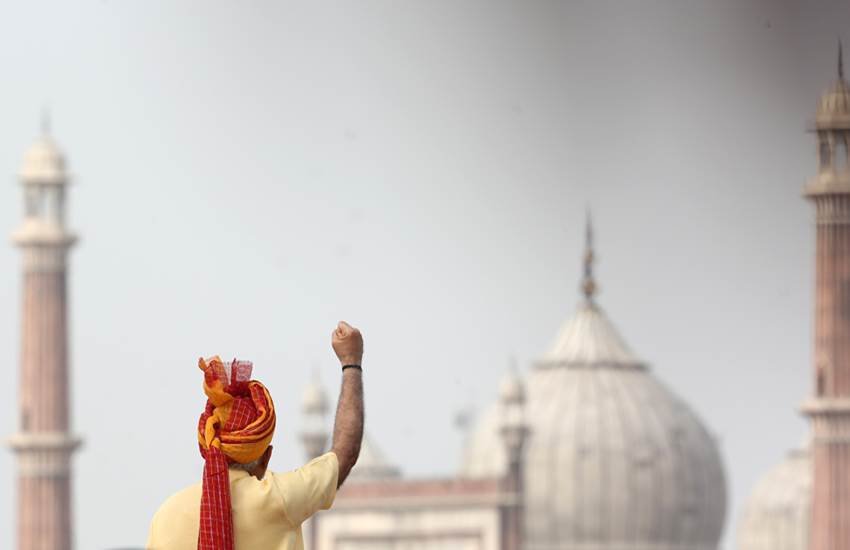 दिल्ली के लाल किले से साल 2017 में स्वतंत्रता दिवस पर राष्ट्र को संबोधित करते हुए भारत के प्रधानमंत्री नरेंद्र मोदी। Express Photo by Tashi Tobgyal.