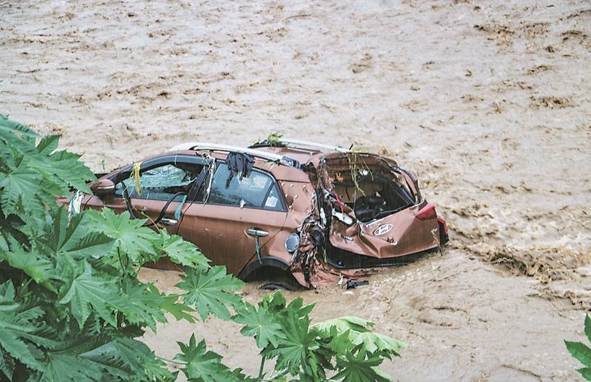 उत्तराखंड की राजधानी देहरादून में भी जुलाई के दूसरे हफ्ते में भारी बारिश की वजह से सात लोगों की मौत हो गई। उत्तराखंड की राजधानी देहरादून में भी जुलाई के दूसरे हफ्ते में भारी बारिश की वजह से सात लोगों की मौत हो गई।