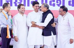 VIDEO: राजस्थान में राहुल गांधी ने पायलट और गहलोत को मिलवाया गले, फिर मारी आंख
