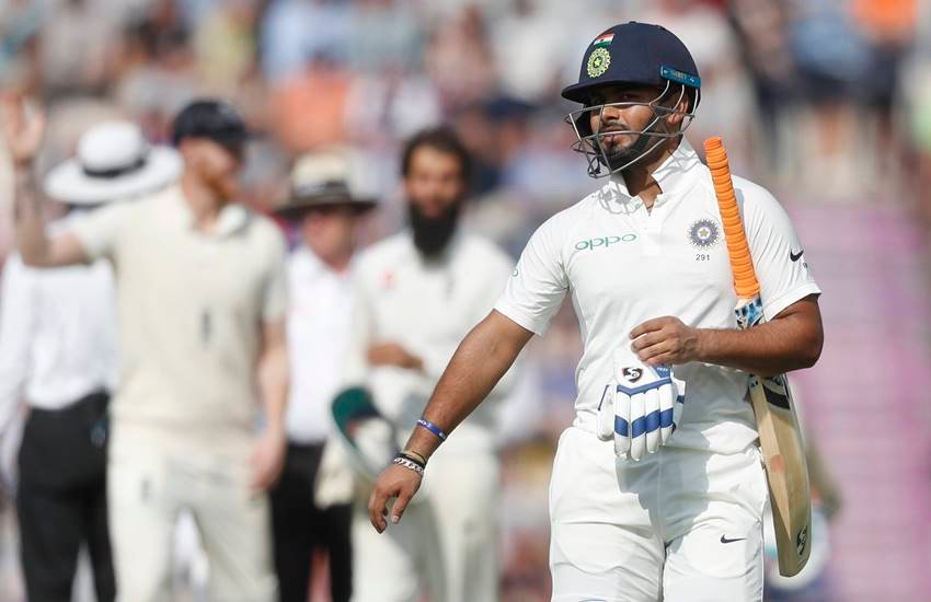 29 गेंदें खेलकर शून्य पर आउट होकर जाते भारतीय क्रिकेट टीम के विकेट कीपर रिषभ पंत। (फोटो- एपी)