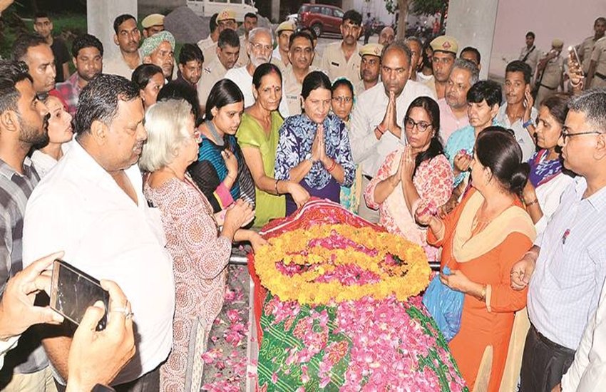 रोहतक में ऑनर किलिंग: एनजीओ कार्यकर्ताओं ने किया जाट लड़की का अंतिम संस्कार (एक्सप्रेस फोटो)