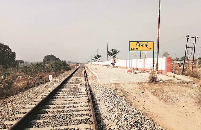 इटावा-मैनपुरी रेल मार्ग पर रेलवे प्रशासन ने नई ट्रेन चलाने के बजाए आगरा-बटेश्वर से इटावा के बीच जारी डीएमयू यात्री ट्रेन का विस्तार मैनपुरी तक कर दिया था।