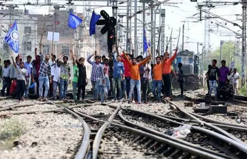 सुप्रीम कोर्ट ने मार्च में अपने फैसले में संरक्षण के उपाय जोड़े थे। इनके बारे में दलित नेताओं और संगठनों का कहना था कि इस फैसले ने कानून को कमजोर और शक्तिहीन बना दिया है। 