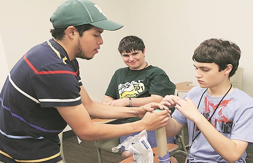 स्कूल मनोवैज्ञानिक बच्चों के विकास की विशेषताओं को समझने में शिक्षक की सहायता करता है।