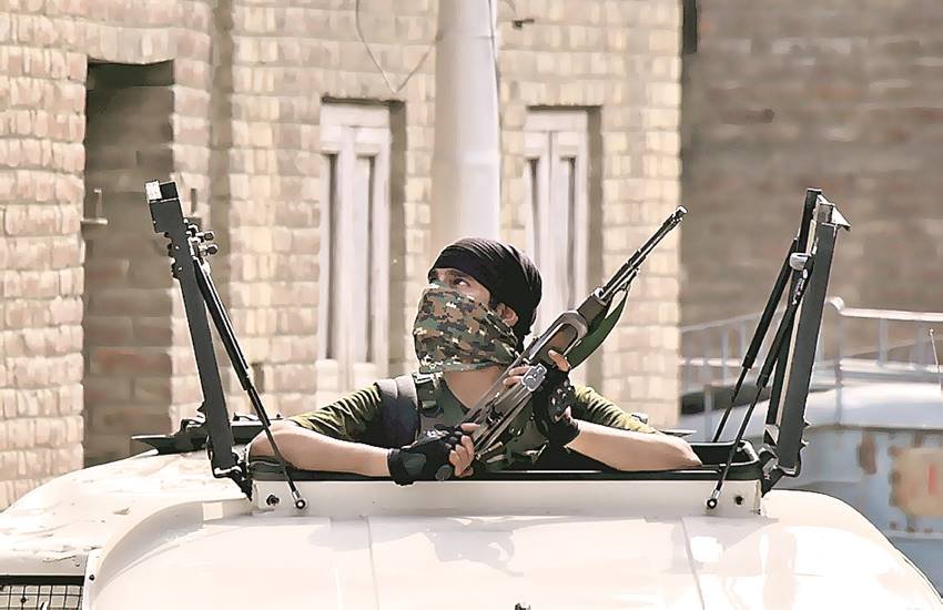 जम्मू कश्मीर के पुलिस महानिदेशक शीशपाल वैद्य ने ट्वीट किया कि इलाके में आतंकवादियों की मौजूदगी की खुफिया जानकारी मिलने के बाद सुरक्षा बलों ने रविवार तड़के बटमालू के दियारवानी में घेराबंदी कर तलाश अभियान शुरू किया था। 