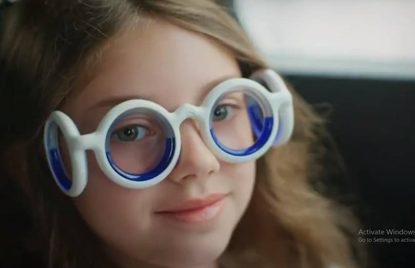 चक्कर-उल्टी से दूर रखते हैं ये चश्मे। (Image Source- Youtube/Citroen UK)
