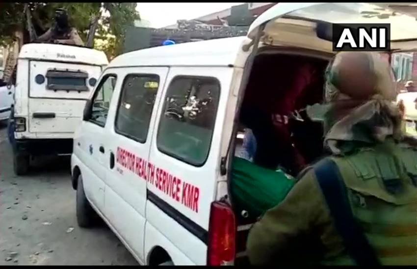 शोपियां हमले के बाद घायल पुलिसकर्मियों को अस्‍पताल लेकर आई एंबुलेंस। फोटो- एएनआई