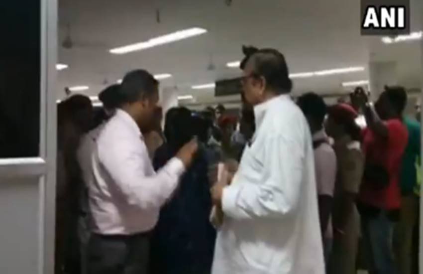 असम के सिलचर एयरपोर्ट पर गुरुवार को टीएमसी के आठ सदस्यीय प्रतिनिधिमंडल को पुलिस ने हिरासत में ले लिया था। (फोटोः एएनआई/टि्वटर) असम के सिलचर एयरपोर्ट पर गुरुवार को टीएमसी के आठ सदस्यीय प्रतिनिधिमंडल को पुलिस ने हिरासत में ले लिया था। (फोटोः एएनआई/टि्वटर)