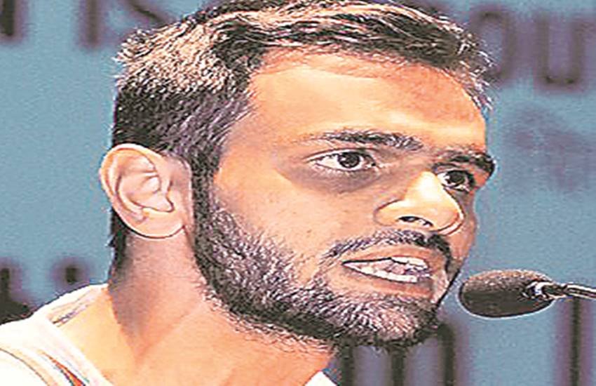 खालिद ने कहा कि देश में खौफ का माहौल है और सरकार के खिलाफ बोलने वाले हर व्यक्ति को धमकाया जा रहा है।