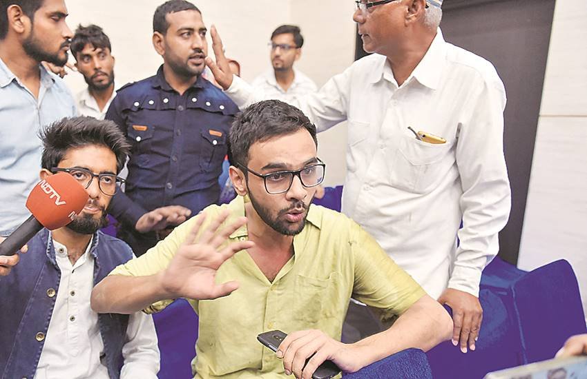 उमर को उस समय देशद्रोह के आरोप में गिरफ्तार किया गया था। जेएनयू में देश विरोधी नारेबाजी का मुद्दा 2016-17 के डीयू और जेएनयू छात्र संघ चुनाव में जोरशोर से उठा था। 