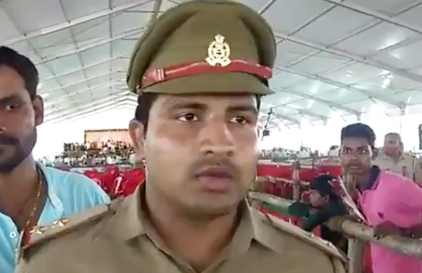 उत्तर प्रदेश पुलिस दरोगा प्रमोद कुमार यादव (फोटो सोर्स- वीडियो स्क्रीनशॉट)
